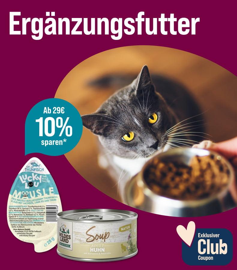 Spare 10% ab 29€ auf Ergänzungsfutter Aktionsbanner für Ergänzungsfutter für Katzen. Katze frisst aus einem Napf, daneben Verpackungen von Nassfutter, Hinweis auf 10 % Rabatt ab 29 € und exklusiven Club‑Coupon