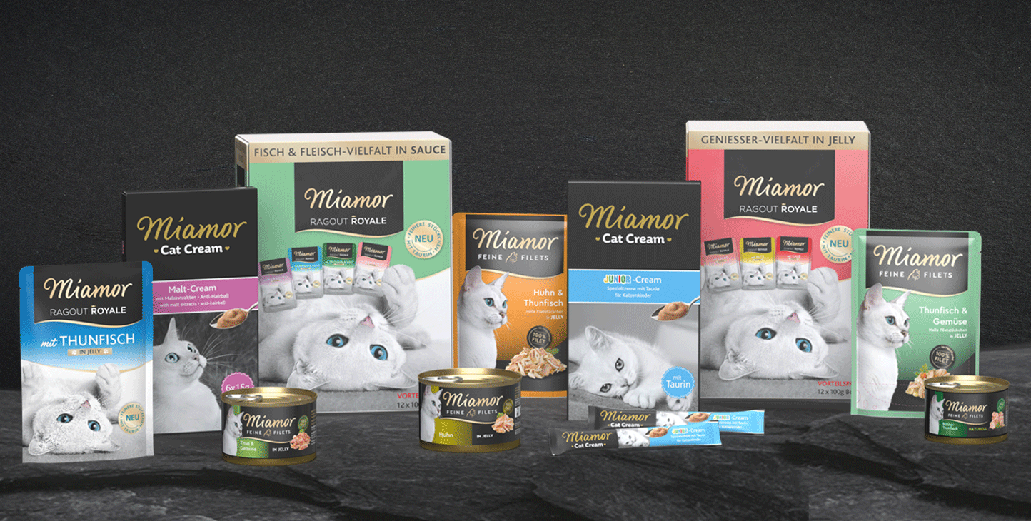Miamor Abbinder Sortiment verschiedener Miamor‑Katzenfutterprodukte vor dunklem Hintergrund.