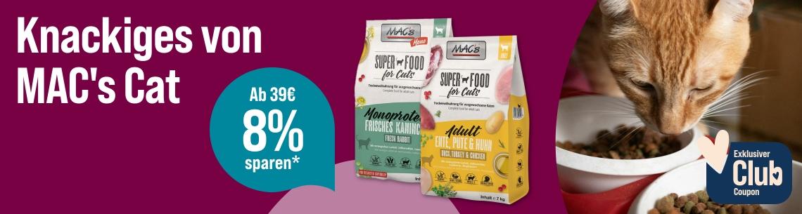 Spare 8 % ab 39 € auf Katzenfutter von MAC's Cat Werbebanner für MAC's Cat Trockenfutter mit dem Schriftzug „Knackiges von MAC's Cat“. Abgebildet sind zwei Trockenfutterprodukte der Marke MAC's Cat. Rechts frisst eine rot getigerte Katze aus einem Futternapf. Ein Hinweis hebt hervor: „Ab 39 € 8 % sparen*“. Zusätzlich wird ein exklusiver Club-Coupon beworben.