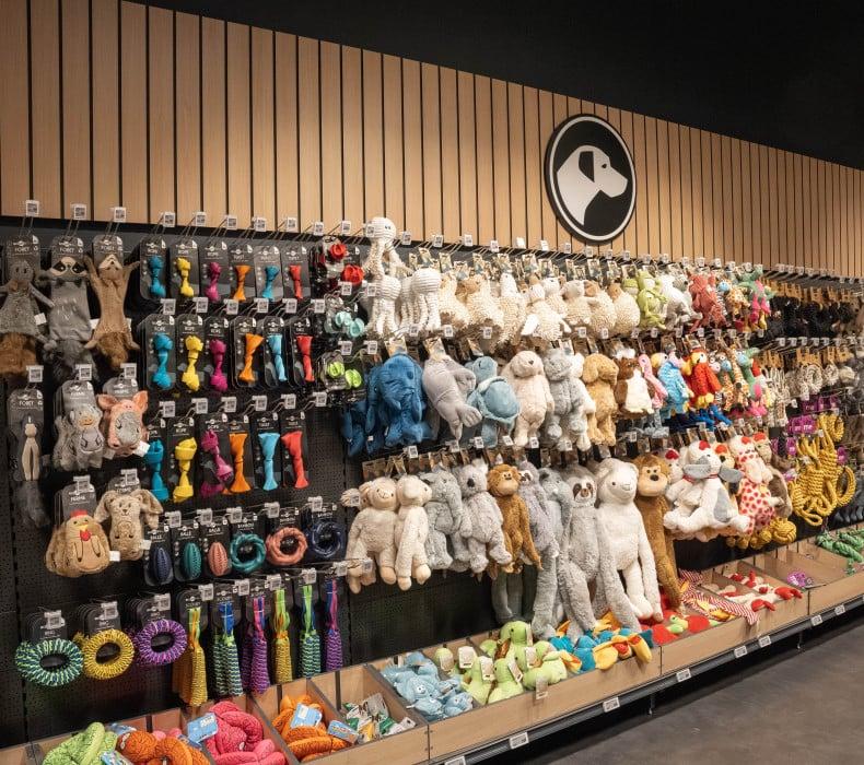 Auswahl an Hundespielzeug Wand mit verschiedenen Hundespielzeugen im ZooRoyal Fachmarkt in Elmshorn.