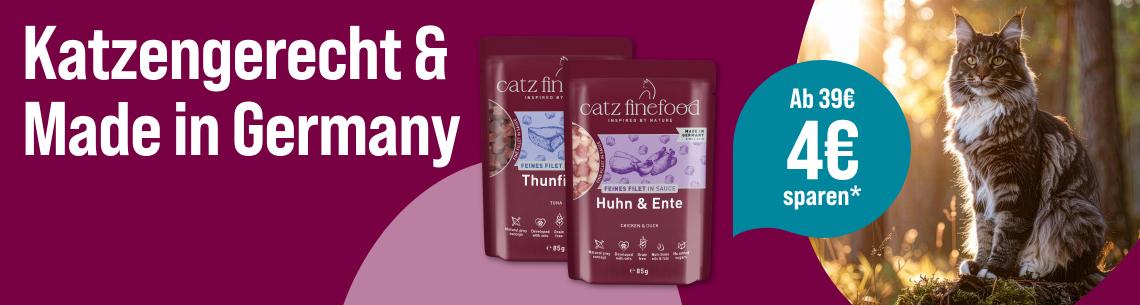 Spare 4 € ab 39 € auf Katzenfutter von catz finefood Werbebanner für catz finefood Katzennahrung mit dem Schriftzug „Katzengerecht & Made in Germany“. Abgebildet sind zwei Portionsbeutel der Produktlinie „Feines Filet“ in den Sorten Thunfisch sowie Huhn & Ente. Rechts sitzt eine Katze im Freien. Ein Hinweis hebt hervor: „Ab 39 € 4 € sparen*“.