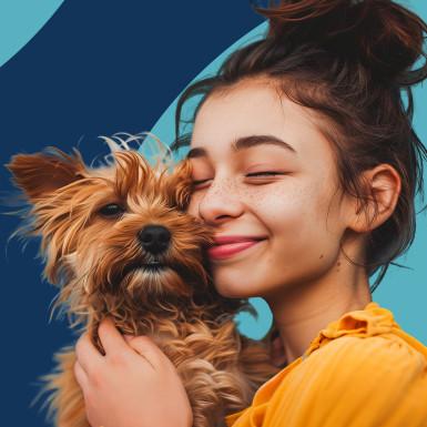 ZooRoyal Club Person hält einen kleinen braunen Hund in einer liebevollen Umarmung.