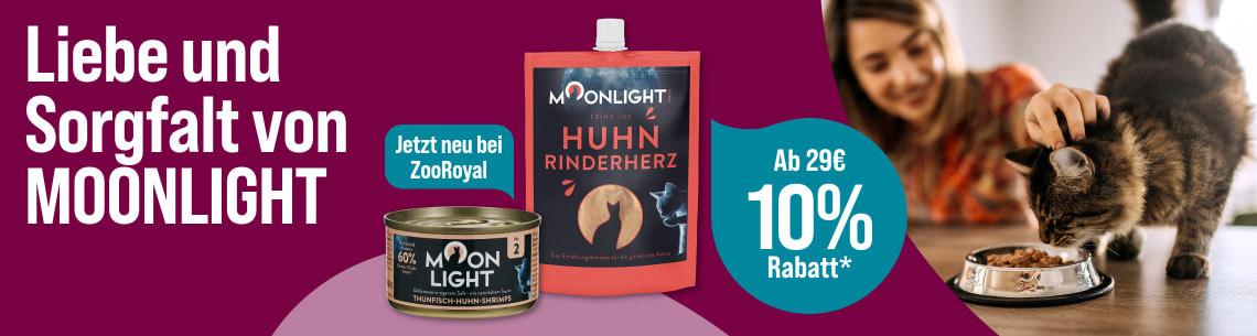 Spare 10 % ab 29 € auf MOONLIGHT Katzenfutter Aktionsbanner für MOONLIGHT Katzenfutter. Links der Titel „Spare 10 % ab 29 € auf MOONLIGHT Katzenfutter“ sowie der Hinweis „Jetzt neu bei ZooRoyal“. Mittig sind MOONLIGHT Katzenfutter-Produkte in Dose und Beutel abgebildet. Rechts frisst eine Katze aus einem Futternapf, daneben befindet sich eine Person. Ein blauer Hinweis hebt den Rabatt „Ab 29 € 10 % Rabatt“ hervor. Hinweis: Preisvorteil auf ausgewählte MOONLIGHT Katzenfutter-Produkte.