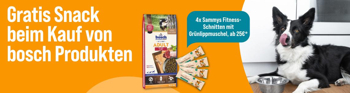 Gratis Snack beim Kauf von bosch Produkten Aktionsbanner für bosch Hundefutter. Mittig Sack bosch Adult Trockenfutter mit mehreren Sammys Fitness-Schnitten; daneben Hinweis „4x Sammys Fitness-Schnitten mit Grünlippmuschel, ab 25€*“. Rechts Hund neben einem Futternapf. Hinweis: Gratis Snack beim Kauf von bosch Produkten.