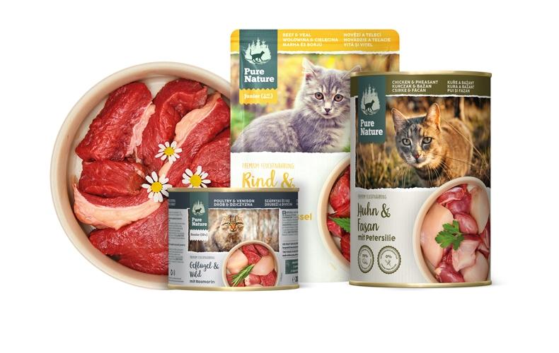 Pure‑Nature‑Katzenfutter Pure‑Nature‑Katzenfutterdosen und Portionsschalen mit Fleischabbildung.