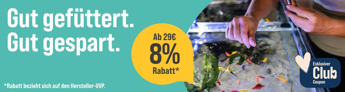 Spare 8 % ab 29 € auf Fischfutter Werbebanner für Aquaristik-Produkte mit dem Schriftzug „Gut gefüttert. Gut gespart.“. Rechts ist ein Aquarium mit bunten Zierfischen und Wasserpflanzen zu sehen. Eine Person füttert die Fische von oben. Ein Hinweis hebt hervor: „Ab 29 € 8 % Rabatt*“. Zusätzlich wird ein exklusiver Club-Coupon beworben. Fußnote: „*Rabatt bezieht sich auf die Hersteller-UVP.“