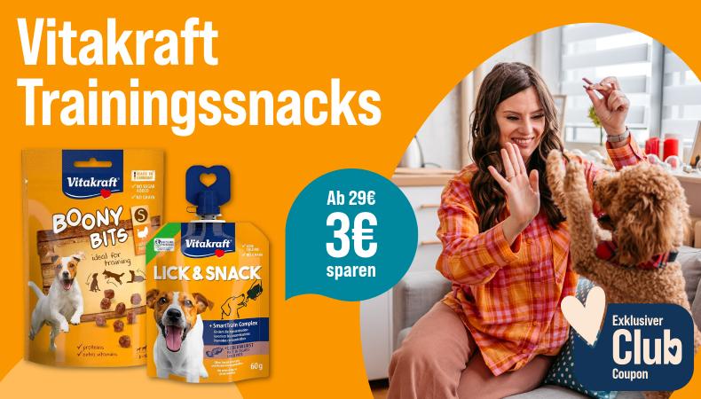 Spare 3 € ab 29 € auf Vitakraft Hundesnacks Aktionsbanner für Vitakraft Hundesnacks. Mittig Verpackungen von Vitakraft Boony Bits und Vitakraft Lick & Snack; daneben türkiser Hinweis „Ab 29€ 3€ sparen*“. Rechts Person beim Hundetraining mit einem Hund auf einem Sofa. Hinweis: Exklusiver Club Coupon.