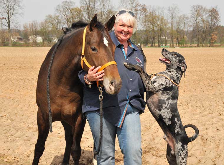 Perdita Lübbe mit Pferd und Hund